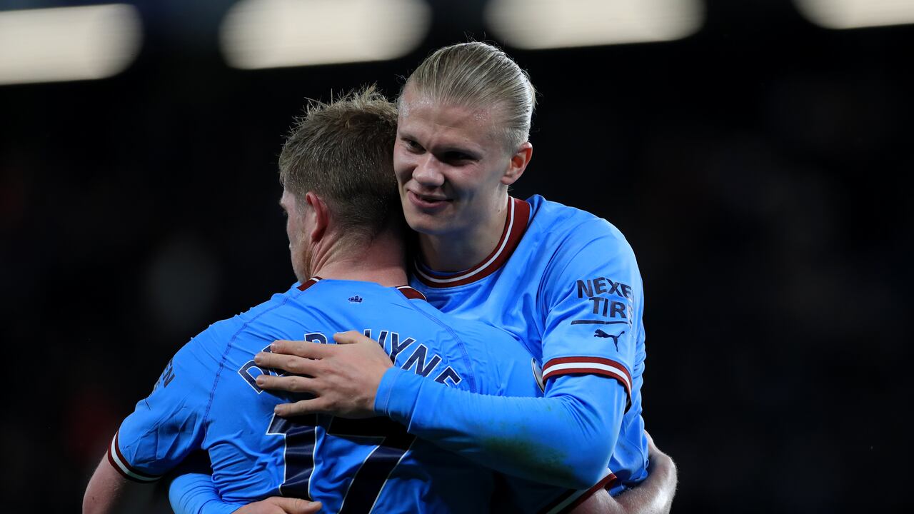 Erling Haaland celebrando junto a Kevin De Bruyne.