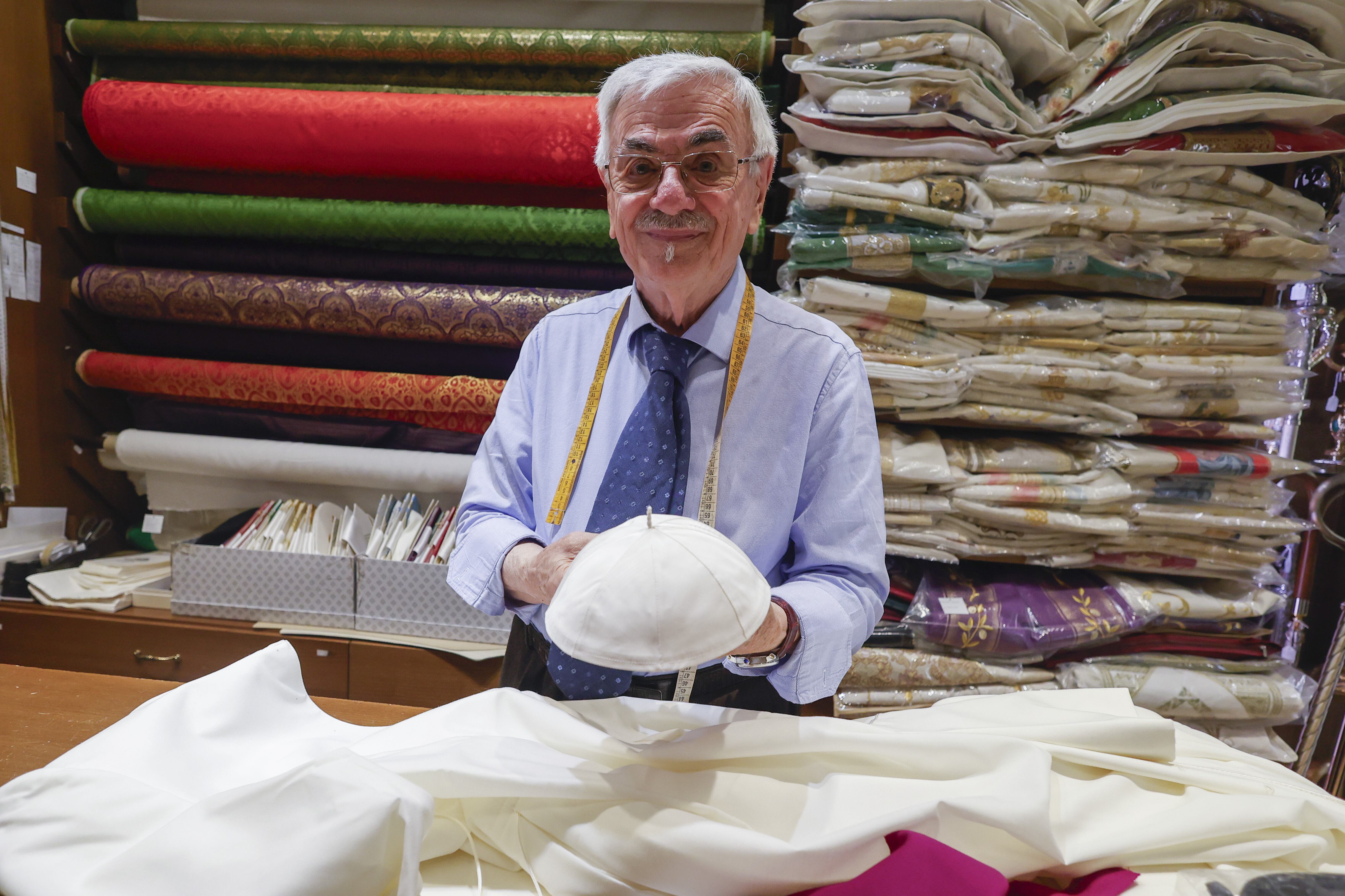 Raniero Mancinelli, propietario de la sastrería eclesiástica que lleva su nombre, sostiene un solideo papal en su taller cerca del Vaticano en Roma, Italia, el 2 de mayo de 2025.