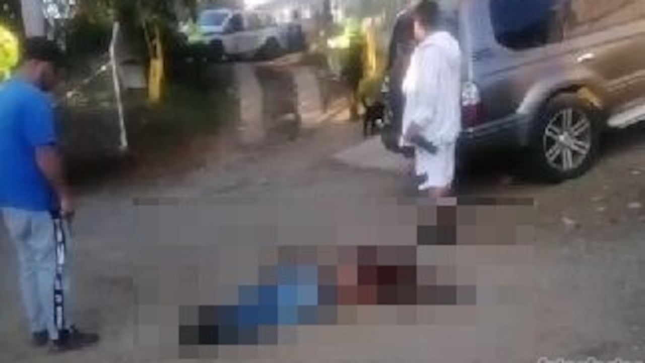 Sujetos desconocidos apuñalaron al dueño de la camioneta y huyeron en el vehículo.