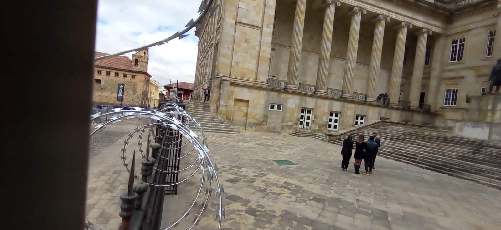 La cerca se puso en la parte trasera del Congreso de la República.