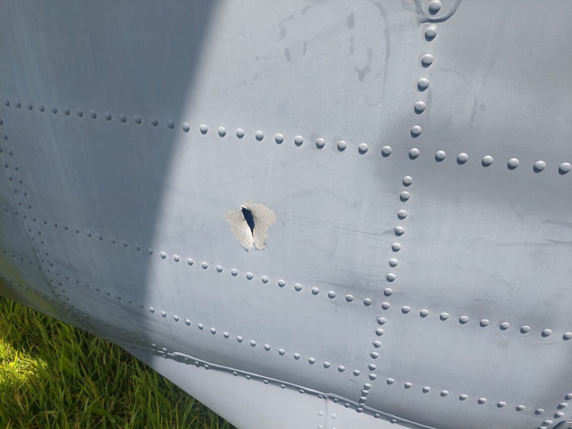 El orificio es de una de las 16 balas que impactó en un helicóptero del Ejército, el cual las disidencias de las Farc intentaron derribar en el Cauca.