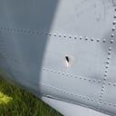 El orificio es de una de las 16 balas que impactó en un helicóptero del Ejército, el cual las disidencias de las Farc intentaron derribar en el Cauca.