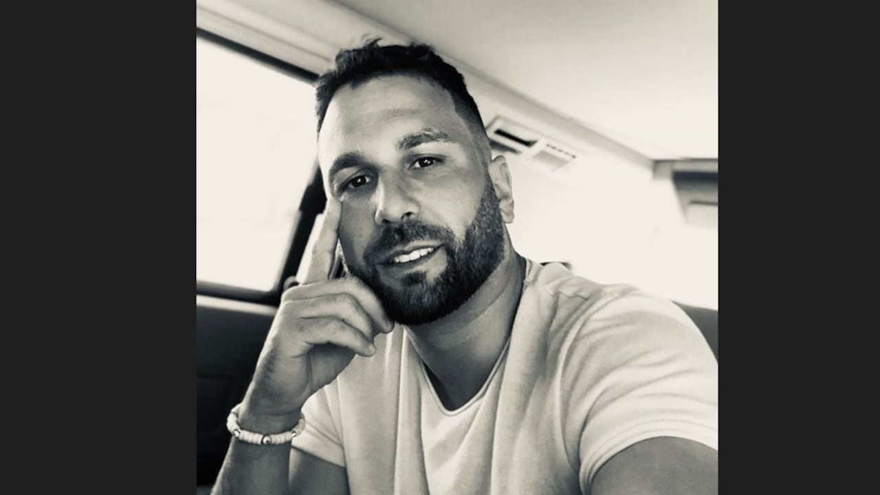 El reconocido paparazzi se le declaró en vivo a una presentadora colombiana.