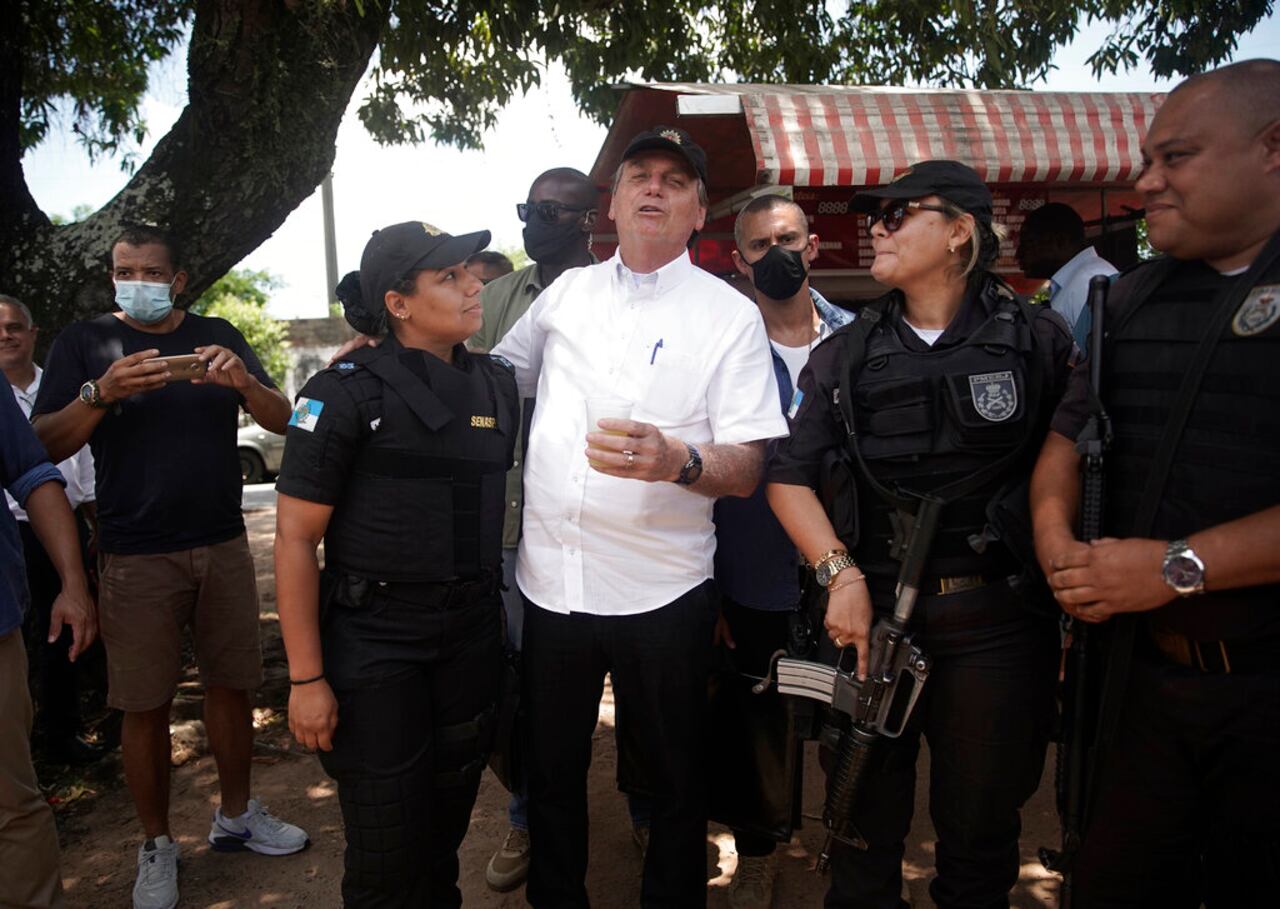 Bolsonaro aún se cuestiona si los brasileños van a tomar la vacuna sabiendo que él se exime de toda responsabilidad.
