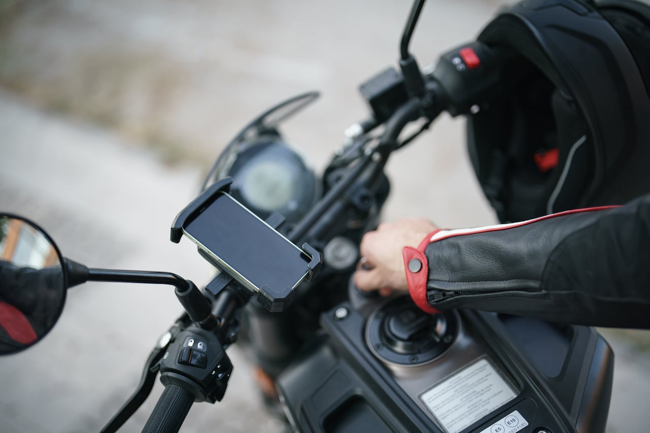 La firma explicó que la energía que sube desde el motor hasta el soporte del celular es suficiente para comprometer el rendimiento de la cámara.