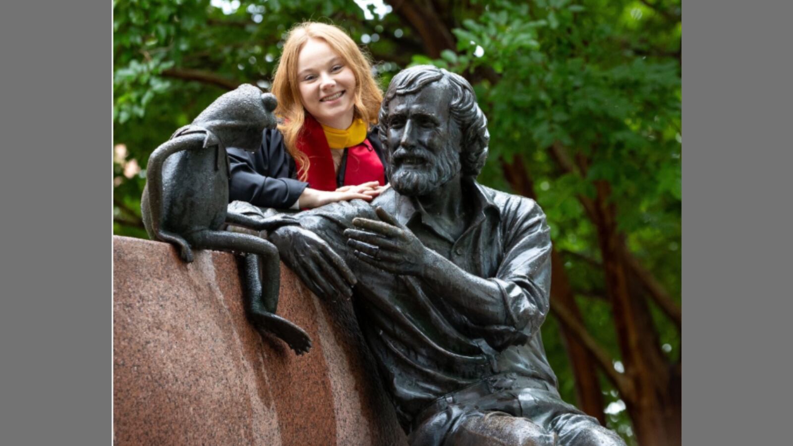 En el campus de College Park existe desde 2003 una estatua de bronce que representa a Jim Henson sentado junto a la Rana René en un banco