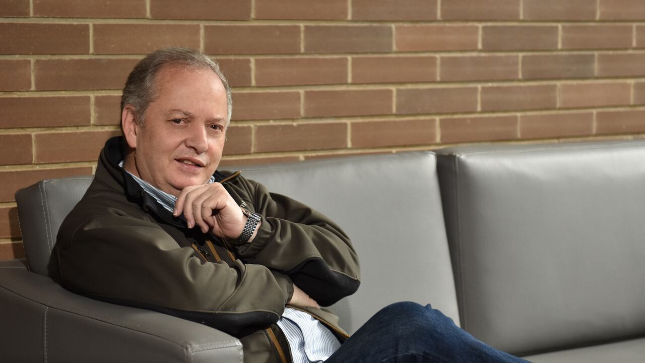 ÁLVARO VELEZ - ESCRITOR Y PERIODISTA Un Mundo Raro