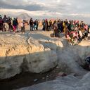 (ARCHIVOS) Migrantes cruzan ilegalmente a Chile desde la frontera con Bolivia, en Colchane, el 3 de febrero de 2022. Chile expulsará a los migrantes irregulares que no hayan aportado sus datos a un esquema de registro biométrico voluntario, anunció el jueves el presidente Gabriel Boric, mientras endurecía su postura ante la migración irregular. (Foto de DIEGO REYES/AFP)