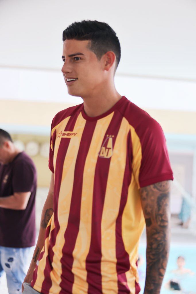 James Rodríguez luciendo la camiseta del Deportes Tolima.