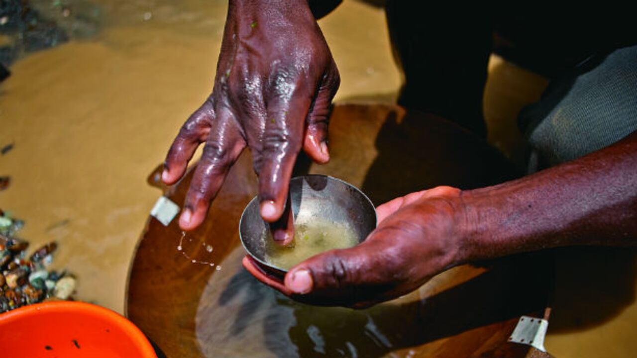 Proceso artesanal para obtener oro y platino.