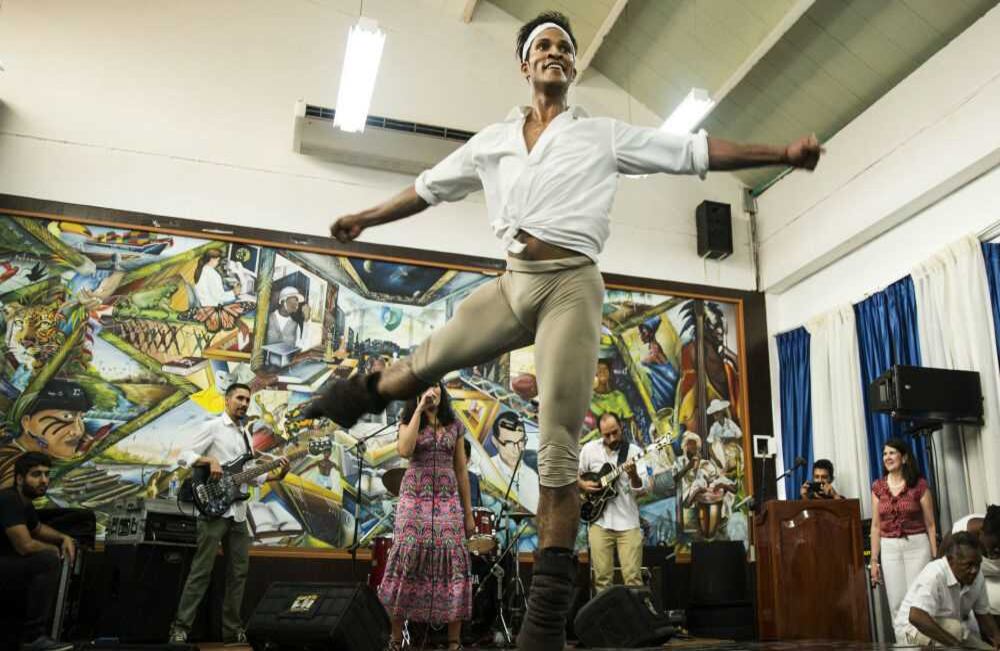Junto a la banda de jazz bogotana Surikato, Fernando Montaño bailó durante media hora en el auditorio de la Universidad del Pacífico (Buenaventura). Antes de subirse a la tarima inspiró al público con su historia de vida. Foto: David Amado / SEMANA.