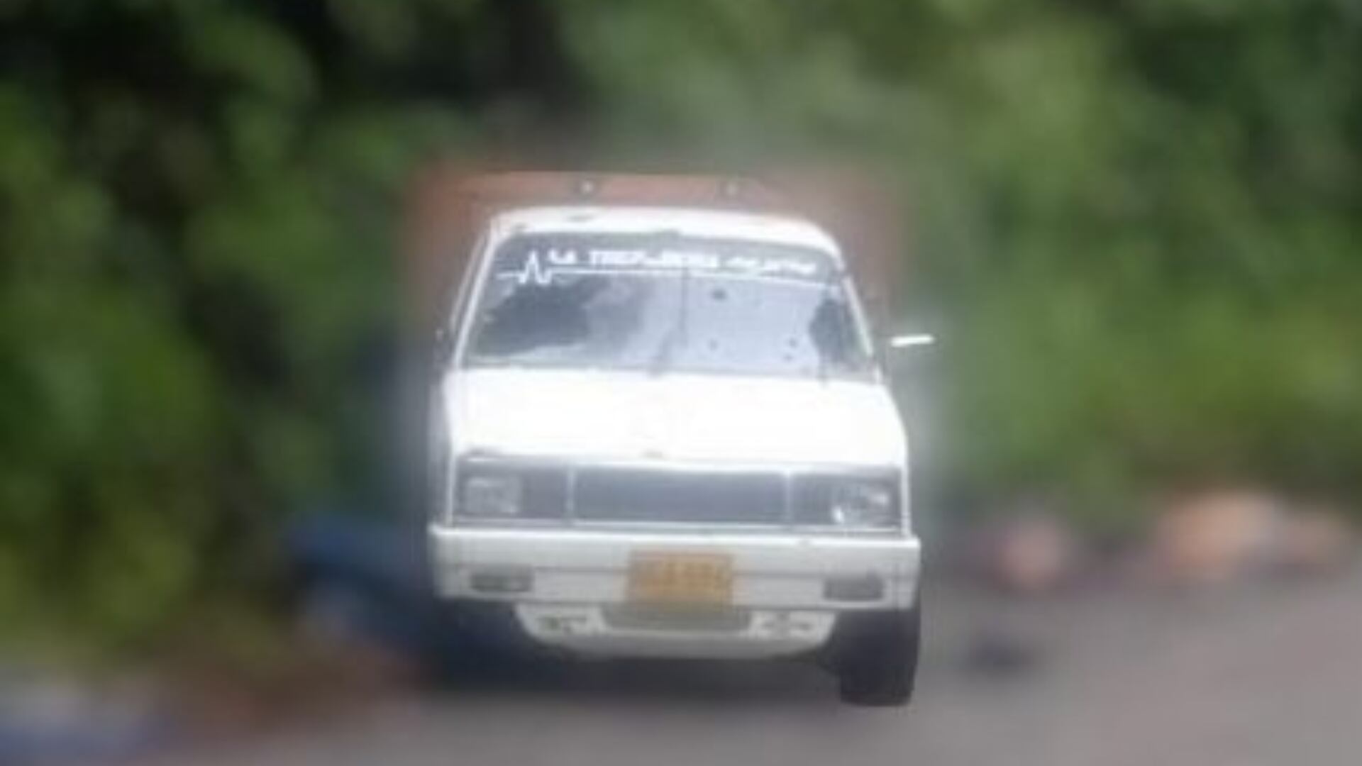 Tres hombres que se movilizaban en una camioneta fueron asesinados.