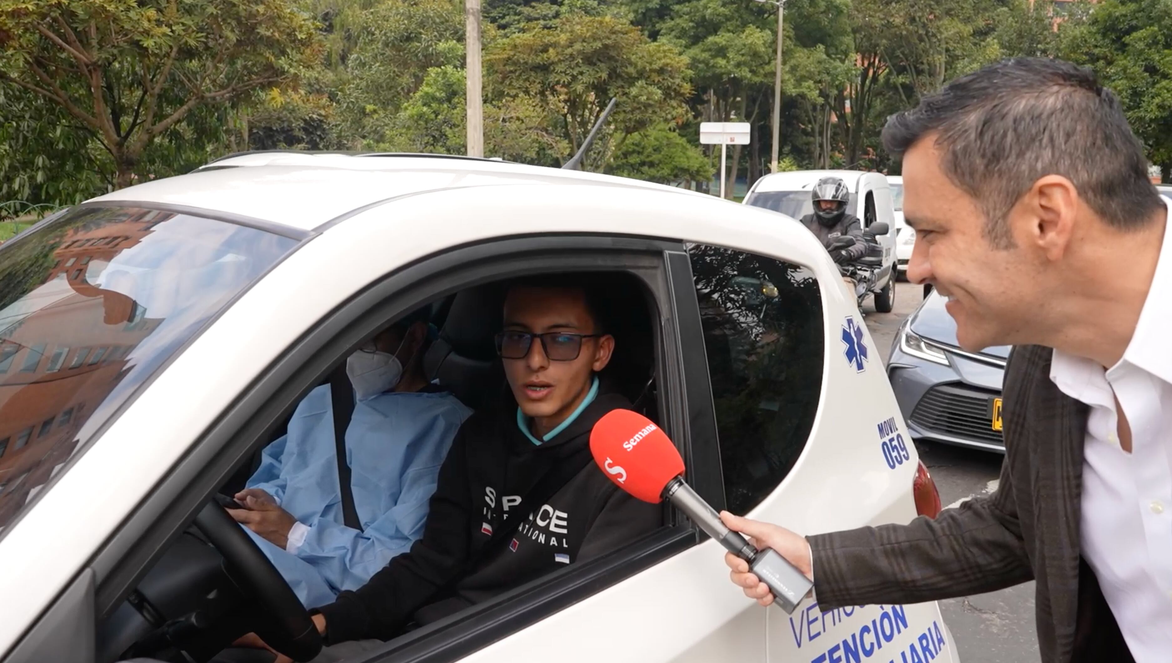 Juan Diego Alvira entrevista a un conductor sobre el proyecto del "corredor verde" de la carrera Séptima.