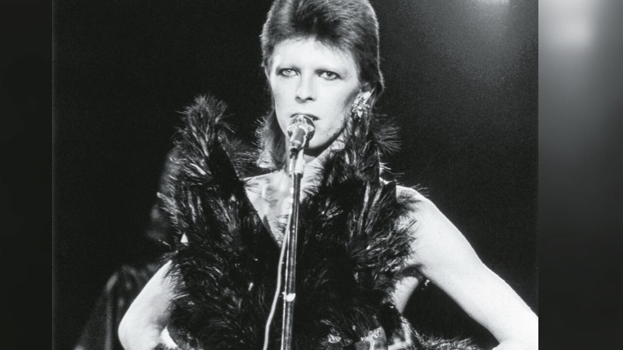 En 1973, cuando imponía su look andrógino en los escenarios, Bowie cantó en The Marquee Club de Londres. Tuvo dos esposas, quienes toleraban su gusto por los hombres.