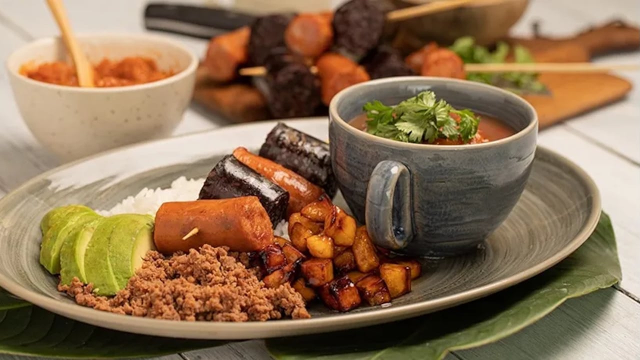 La bandeja paisa es uno de los platos más emblemáticos de la gastronomía tradicional colombiana.