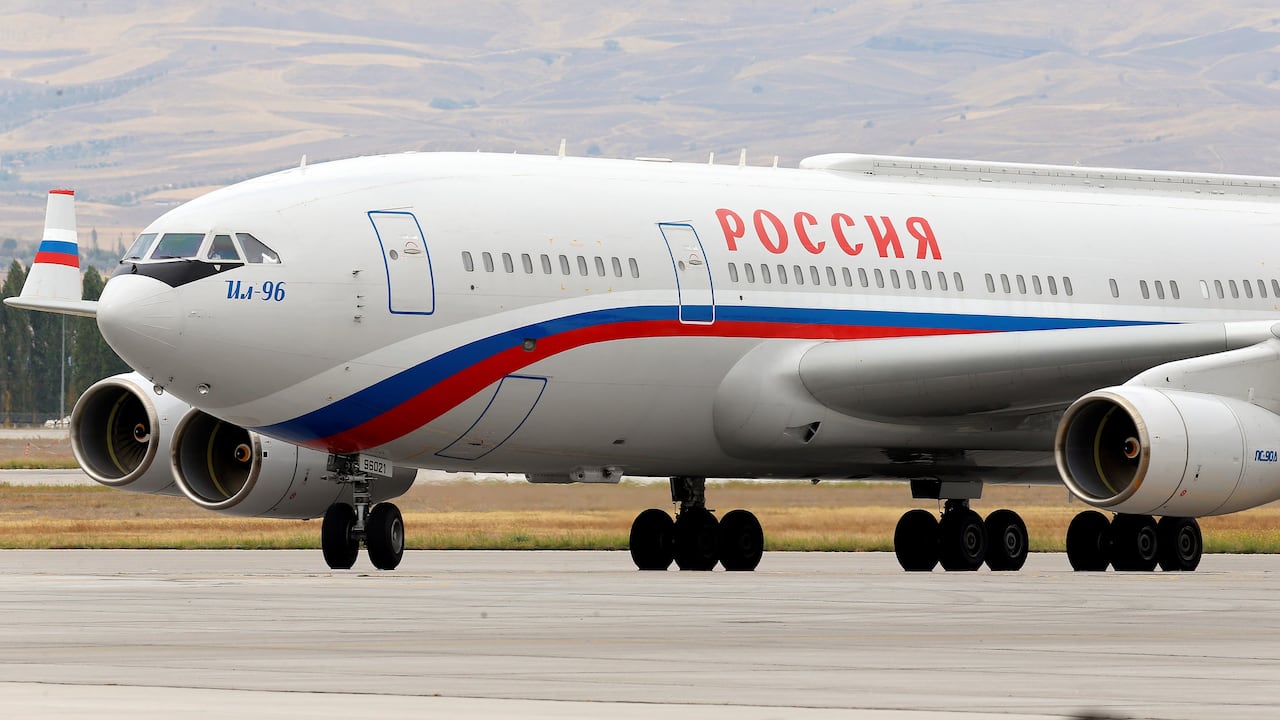 Este es el avión que transporta al presidente de Rusia, Vladimir Putin. (Photo by Murat Kaynak/Anadolu Agency via Getty Images)