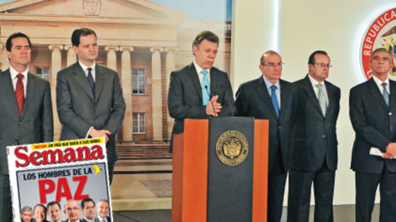 Los equipos negociadores del gobierno y de las Farc se encontrarán en Oslo esta semana para dar inicio formal a las negociaciones. Por parte del gobierno asistirán Frank Pearl, Sergio Jaramillo, Humberto de la Calle y el general (r) Jorge Enrique Mora. No aparecen en la foto el general (r) Óscar Naranjo y Luis Carlos Villegas.