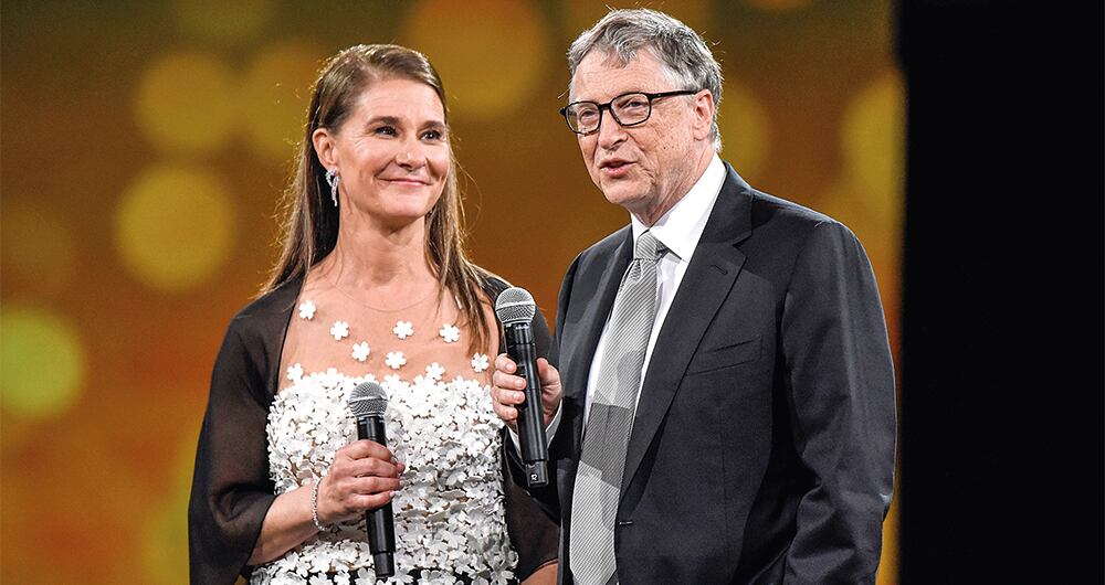 William Henry Gates III, conocido como Bill Gates, es un empresario, informático y filántropo estadounidense, conocido por haber creado y fundado junto con Paul Allen, la empresa Microsoft.