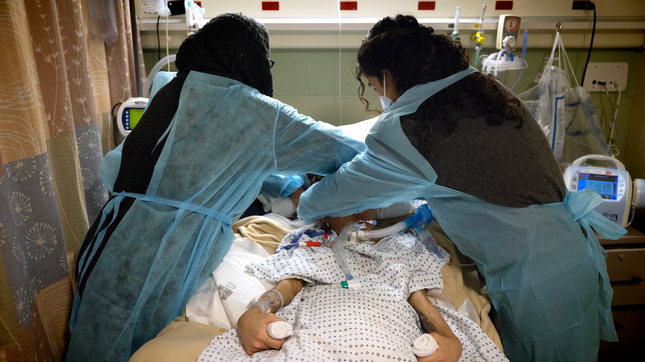 Dayana Agudelo, una madre colombiana de 44 años, se debate entre la vida y la muerte en un hospital de Nueva York después de haber sido víctima de un violento ataque mientras regresaba del trabajo.