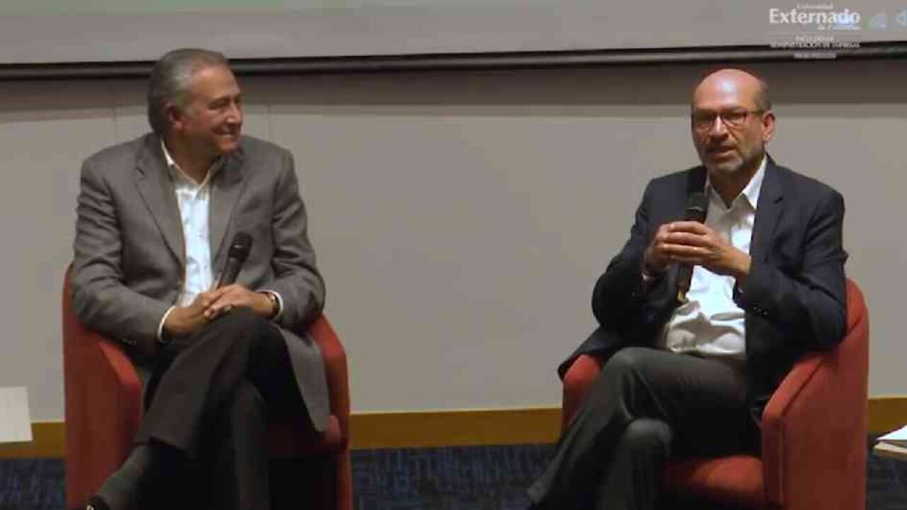 General Óscar Naranjo y Mauricio Rodríguez, profesor de liderazgo de la Universidad Externado de Colombia