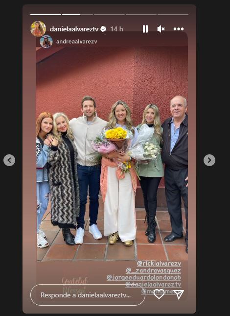 La modelo estuvo al lado de sus hermanos