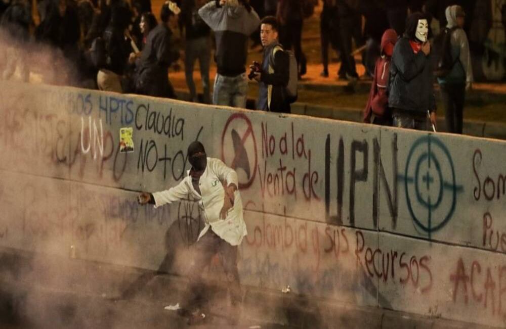 Cuando les bloquearon el paso, los protestantes regresaron a la Universidad Pedagógica, donde los desmanes continuaron.
