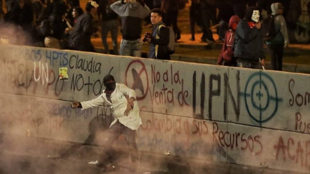 Cuando les bloquearon el paso, los protestantes regresaron a la Universidad Pedagógica, donde los desmanes continuaron.