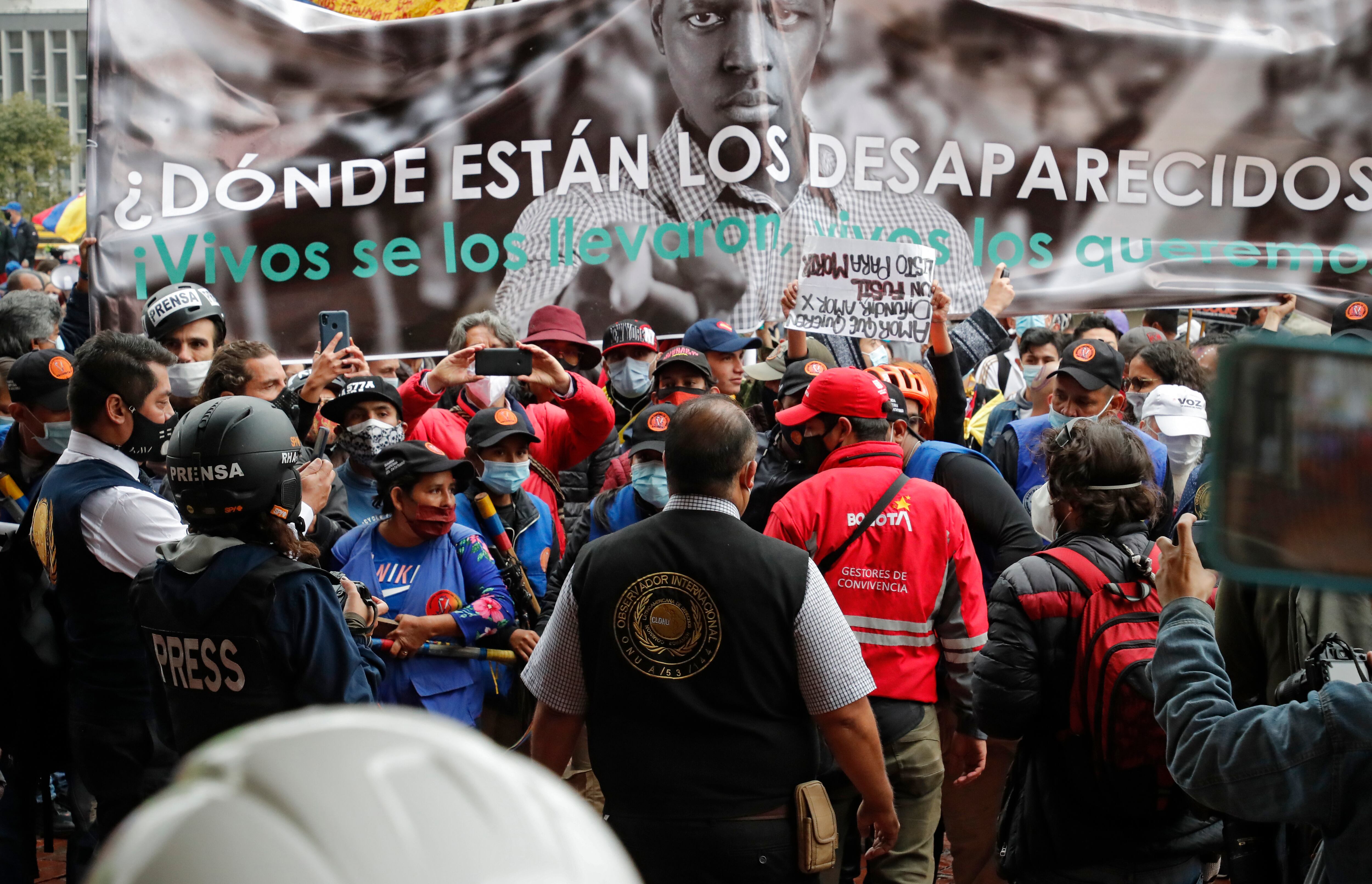 Observador internacional de la ONU Naciones Unidas
en medio del Paro Nacional observando a la Policía Nacional
Bogotá junio 9 del 2021 
Foto Guillermo Torres Reina / Semana