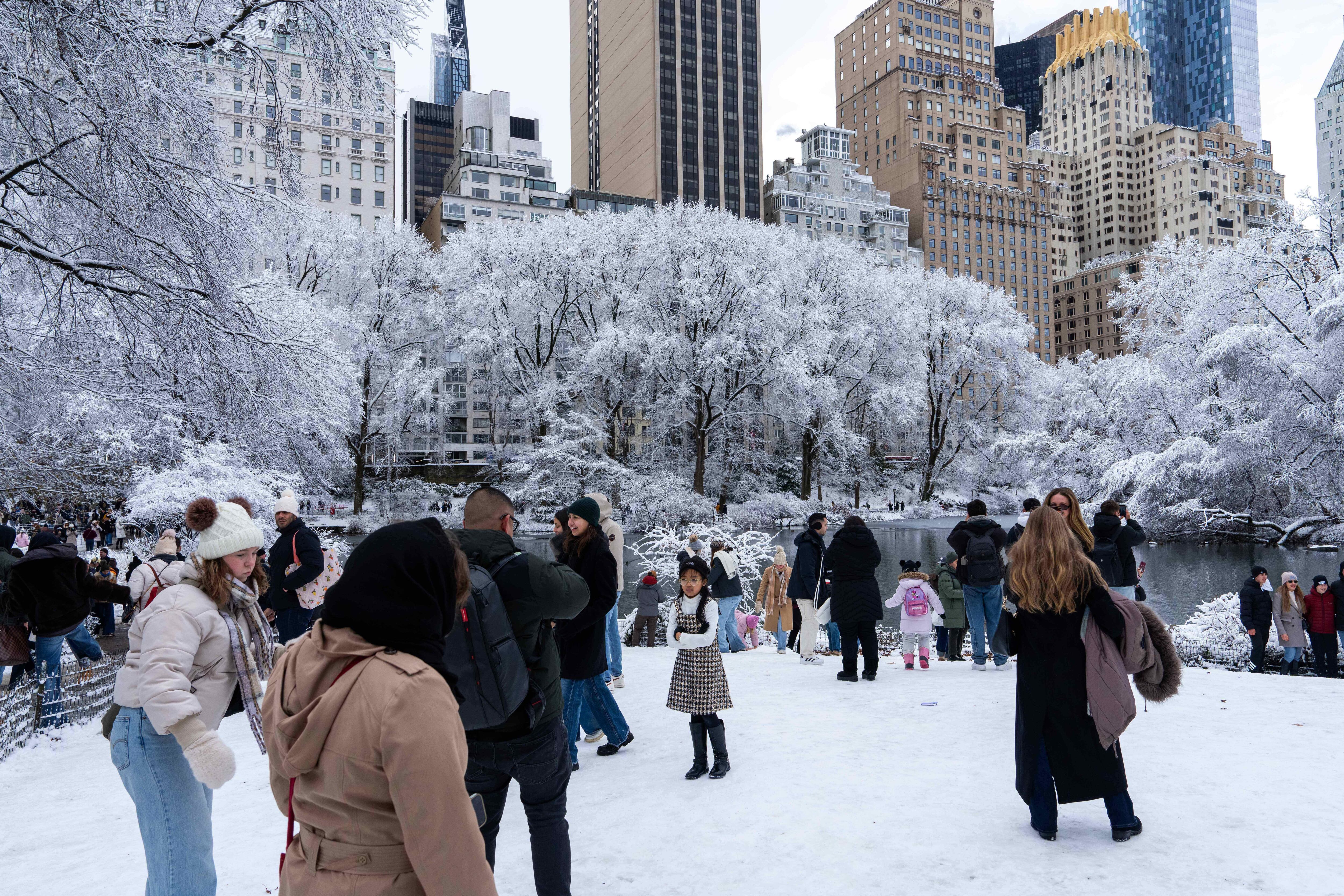 La gente se reúne en Central Park después de la nevada, el domingo 14 de diciembre de 2025, en Nueva York. (Foto AP/Adam Gray)