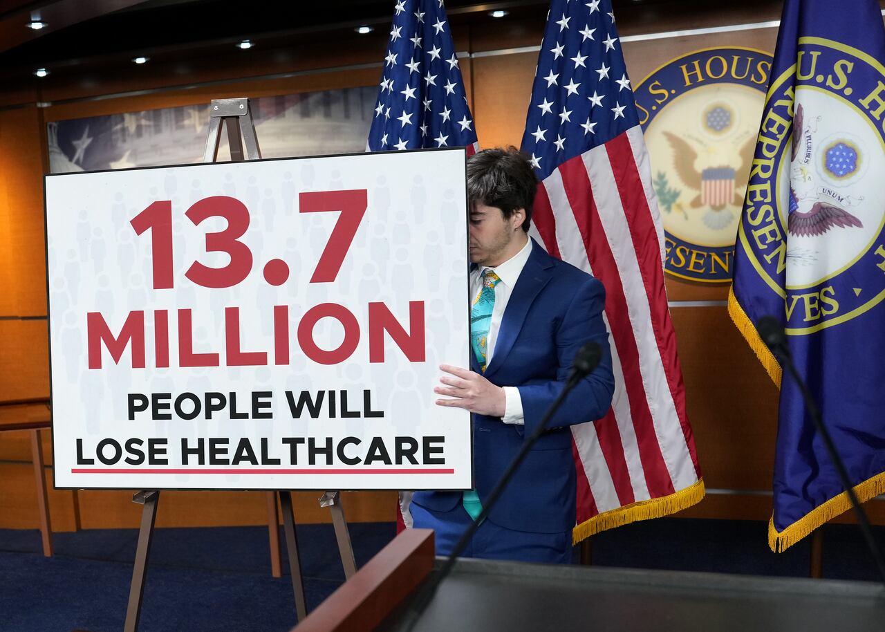 Hakeem Jeffries (demócrata por Nueva York), se pronunció en contra del proyecto de ley de presupuesto republicano y los posibles recortes a programas de protección social, como Medicaid, el Seguro Social y los servicios para veteranos.