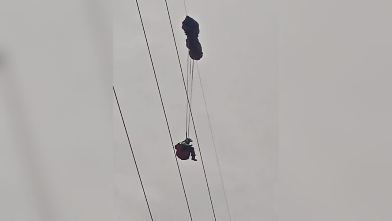 Así estuvo colgando durante más de ocho horas el parapentista.