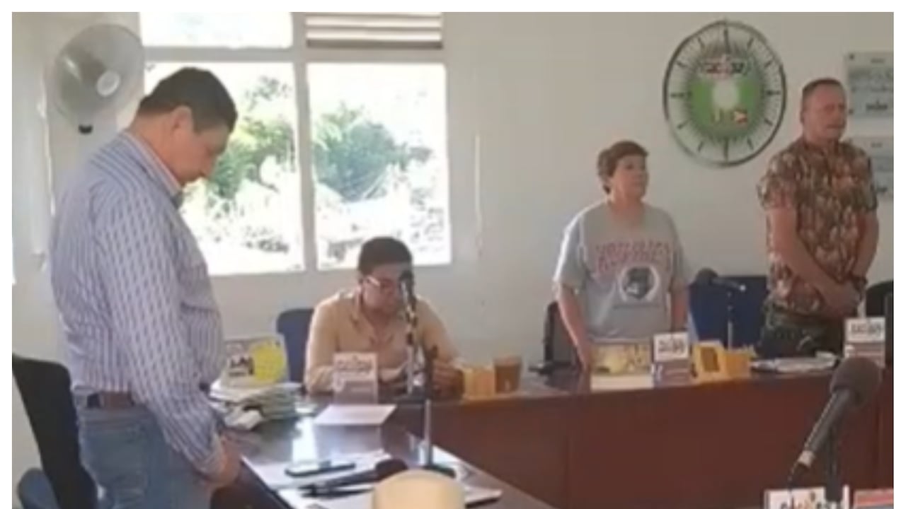 Cuestionan minuto de silencio en concejo de Chachipay propuesto por el concejal Luis Neftalí Leguizamon (der.).