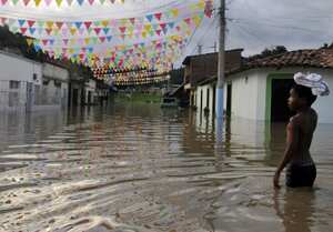 Un niño camina luego del desbordamiento del Río Cauca en el corregimiento de Juanchito en Cali.