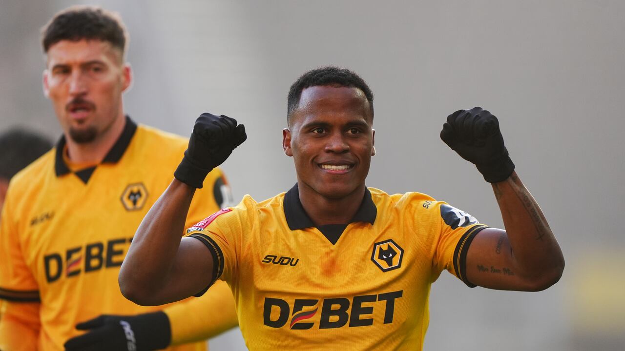 Jhon Arias celebrando su segundo gol con la camiseta de Wolves