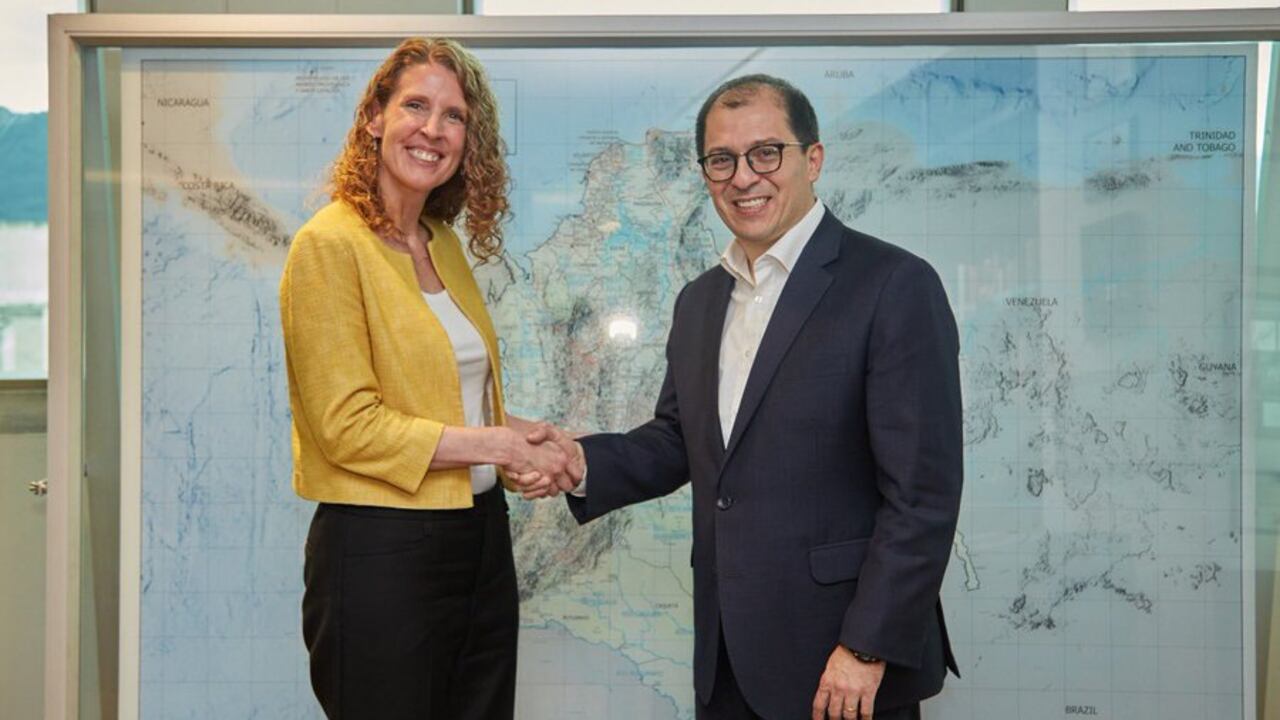 Fiscal General Francisco Barbosa con Candice Welsch, directora de las Naciones Unidas contra la Droga y el Delito para la Región Andina y el Cono Sur