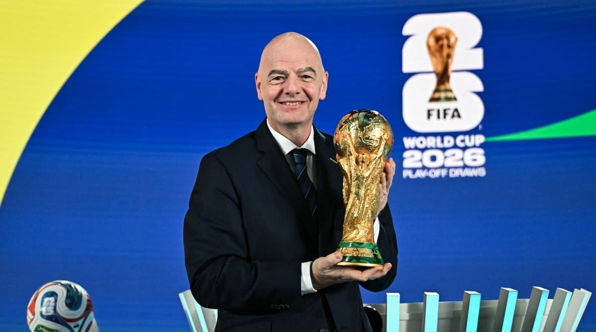 El presidente de la FIFA, Gianni Infantino, posa con el trofeo de la Copa Mundial de la FIFA 2026 tras el sorteo del repechaje europeo de la Copa Mundial de la FIFA 2026 en la sede del fútbol de la FIFA en Zúrich el 20 de noviembre de 2025. (Foto de Fabrice COFFRINI / AFP)