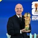 El presidente de la FIFA, Gianni Infantino, posa con el trofeo de la Copa Mundial de la FIFA 2026 tras el sorteo del repechaje europeo de la Copa Mundial de la FIFA 2026 en la sede del fútbol de la FIFA en Zúrich el 20 de noviembre de 2025. (Foto de Fabrice COFFRINI / AFP)