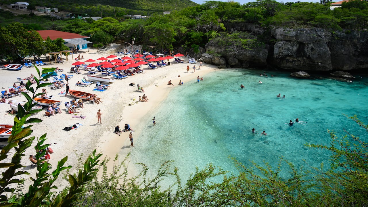 Nadadores disfrutando de las hermosas aguas cristalinas de Playa Lagun, Curazao