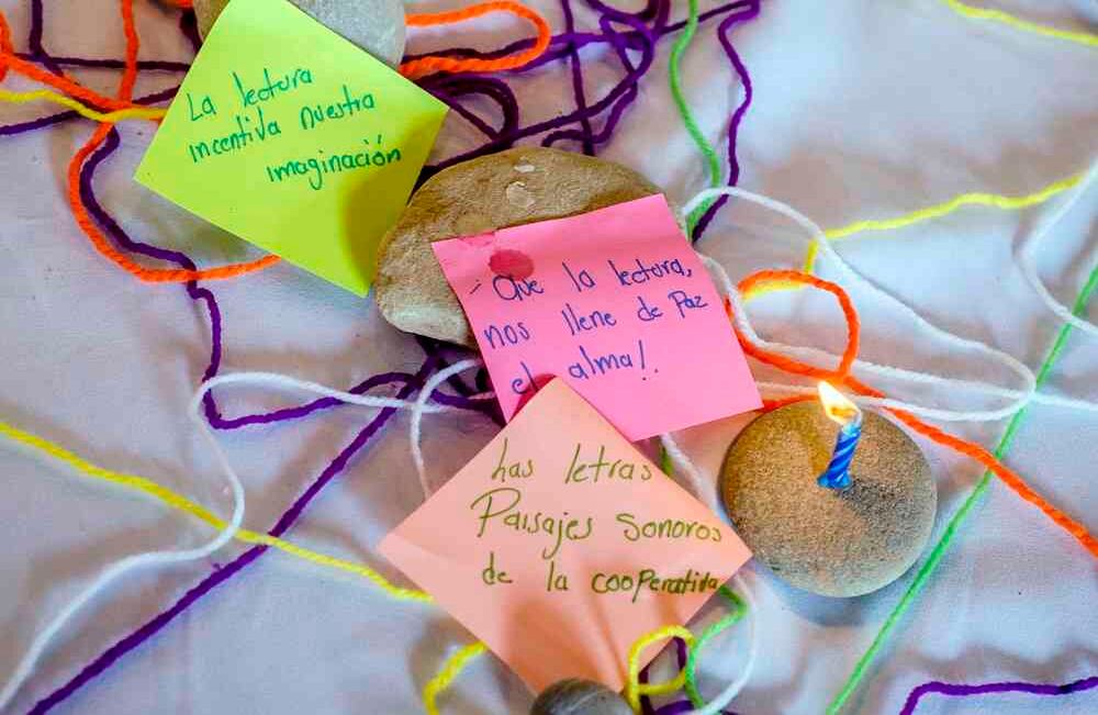 En la vereda la Cooperativa la bibliotecaria Diana Jazmín Pérez Guevara hizo un acto simbólico para la paz en el que incluía velas, hilo y frases cortas, que tienen como objetivo representar el proceso de sanación y de inclusión de una paz duradera en el campo colombiano. Foto:  Diana Rey / SEMANA