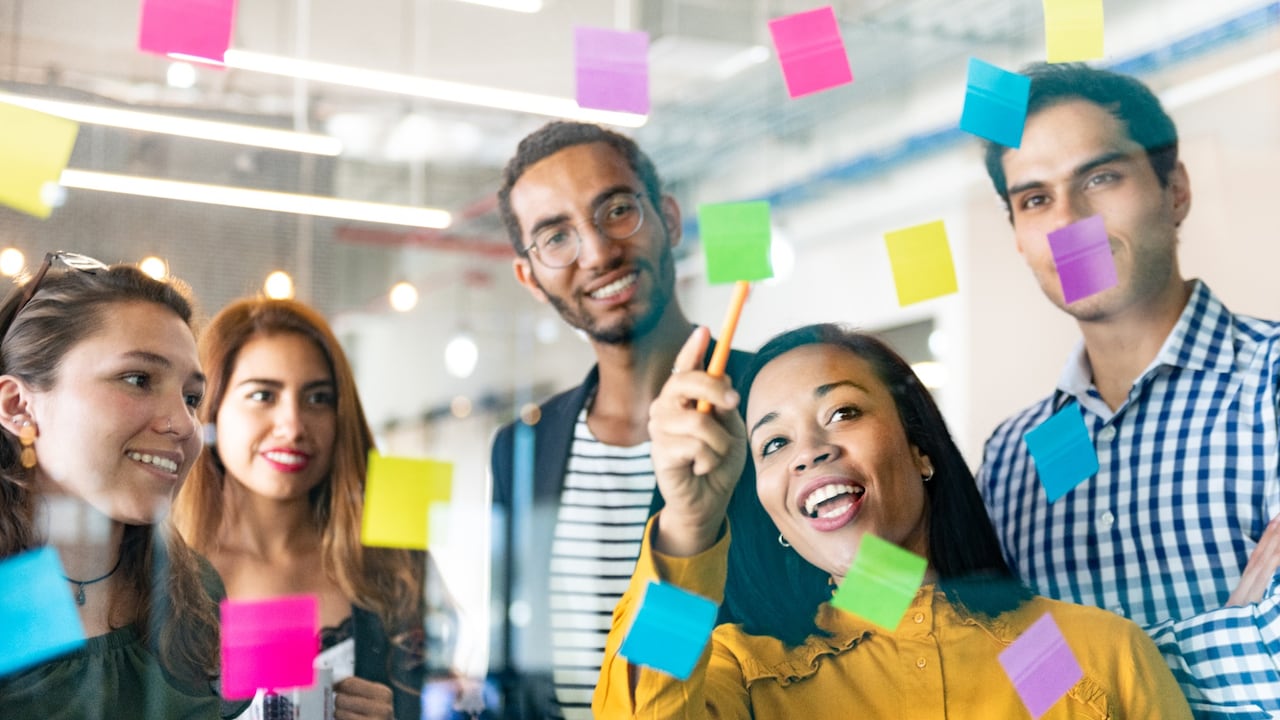 Los líderes que son capaces de regular sus emociones fomentan la confianza, la creatividad y la lealtad en sus equipos.