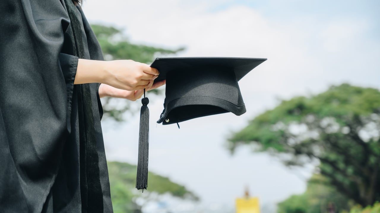La policía de Fairfield mantiene una investigación activa para esclarecer el ataque ocurrido durante una ceremonia de graduación escolar.