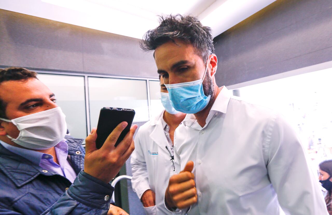 Leopoldo Luque, médico personal de Diego Maradona, ingresa a la Clínica Olivos después de una conferencia de prensa el 4 de noviembre de 2020 en Olivos, Argentina.