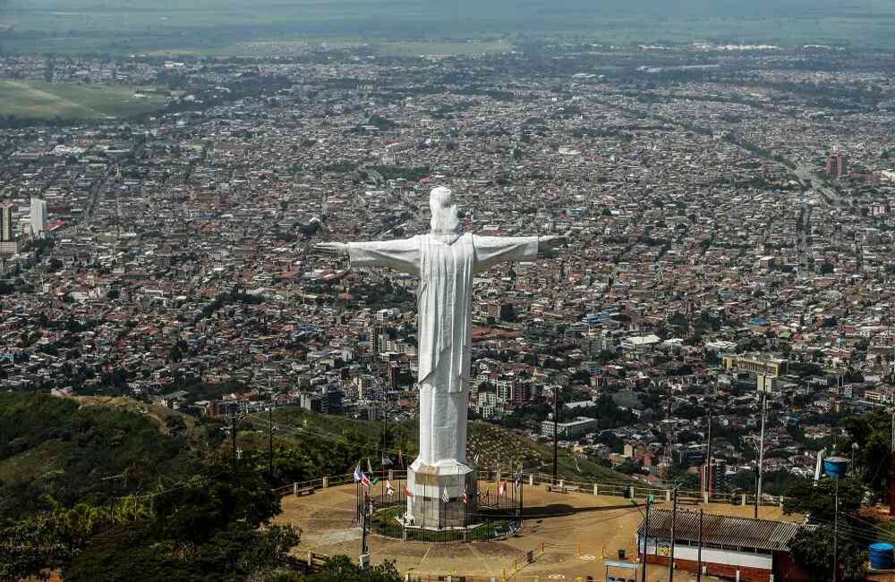 Una panorámica de Cali en la que se aprecia el monumento de Cristo Rey, es vista luego de la  ceremonia de lanzamiento del nuevo helicóptero de la Policía, el miércoles 5 de julio de 2017. La nueva aeronave es un Bell 407 de fabricación estadounidense, que será utilizado en la lucha contra el crimen organizado, la delincuencia común y que contribuirá al mejoramiento de la seguridad pública y ciudadana. En Cali, durante el pasado puente festivo, murieron asesinadas 24 personas.  Foto: Carlos Julio Martínez / SEMANA