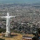 Una panorámica de Cali en la que se aprecia el monumento de Cristo Rey, es vista luego de la ceremonia de lanzamiento del nuevo helicóptero de la Policía, el miércoles 5 de julio de 2017. La nueva aeronave es un Bell 407 de fabricación estadounidense, que será utilizado en la lucha contra el crimen organizado, la delincuencia común y que contribuirá al mejoramiento de la seguridad pública y ciudadana. En Cali, durante el pasado puente festivo, murieron asesinadas 24 personas. Foto: Carlos Julio Martínez / SEMANA