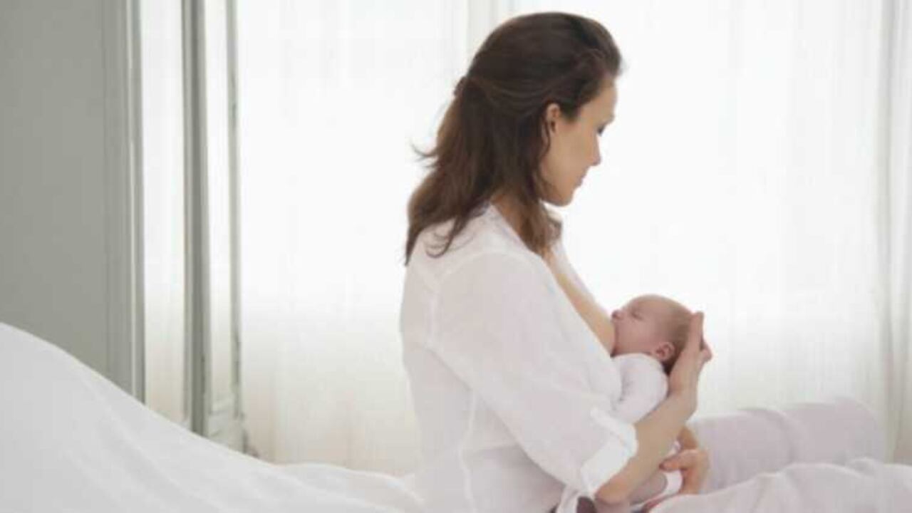 La madre debe tomar probióticos dos veces al día para colonizar su flora intestinal con bacterias buenas.