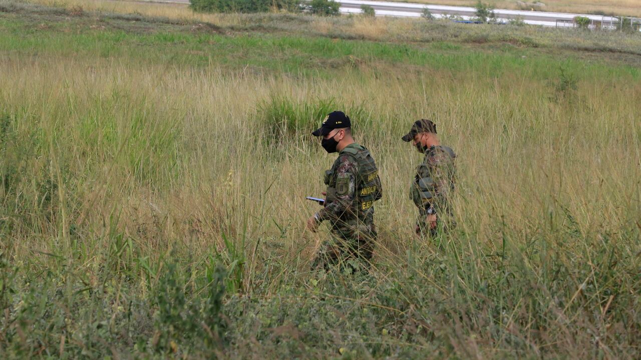 Soldados patrullan cerca de la pista del aeropuerto Camilo Daza donde ocurrió una explosión en la valla perimetral en Cúcuta, Colombia, el martes 14 de diciembre de 2021. La policía colombiana investiga dos explosiones cerca del aeropuerto que mataron a tres personas. (Foto AP / Ferley Ospina)