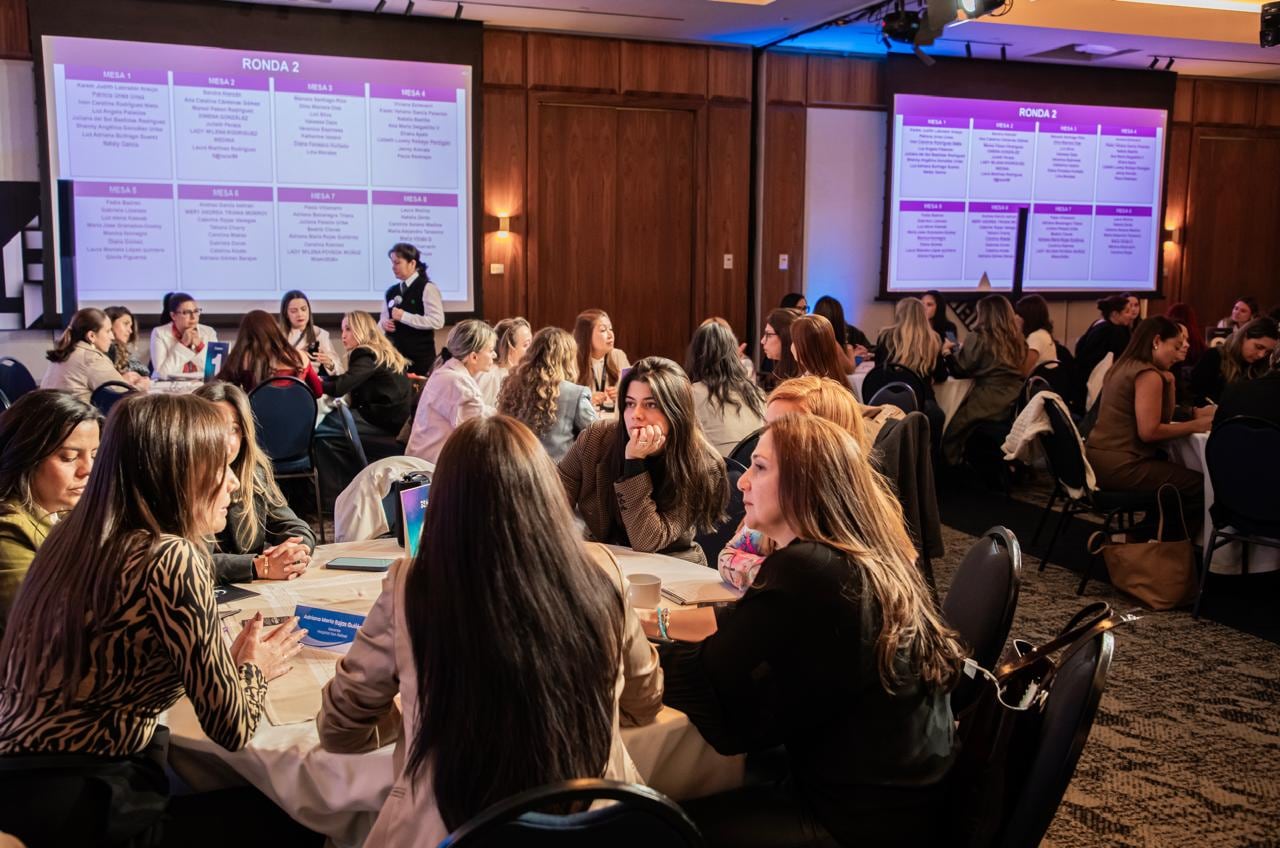 Distribuidas en diez mesas, cerca de 90 mujeres corporativas y empresarias se encontraron en el networking