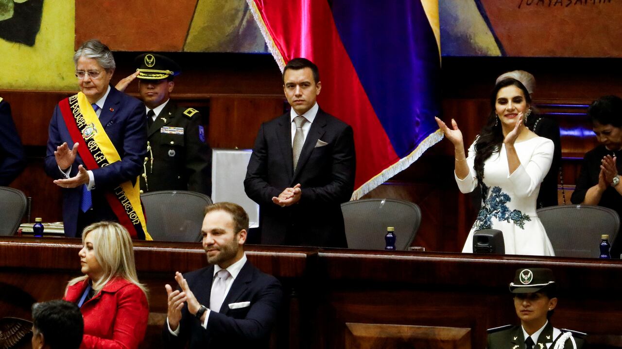 El Presidente saliente de Ecuador, Guillermo Lasso, el Presidente electo Daniel Noboa y la Vicepresidenta electa Verónica Abad aplauden durante una ceremonia de juramento en la Asamblea Nacional, en Quito, Ecuador, el 23 de noviembre de 2023.