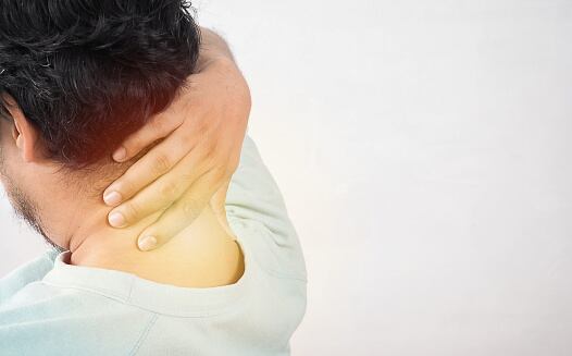 El dolor en el cuello y el hombro.