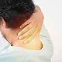 El dolor en el cuello y el hombro.